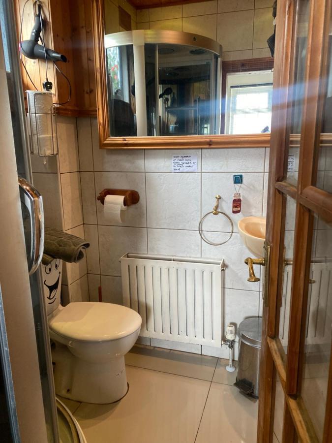 Twin Room Private External Bathroom