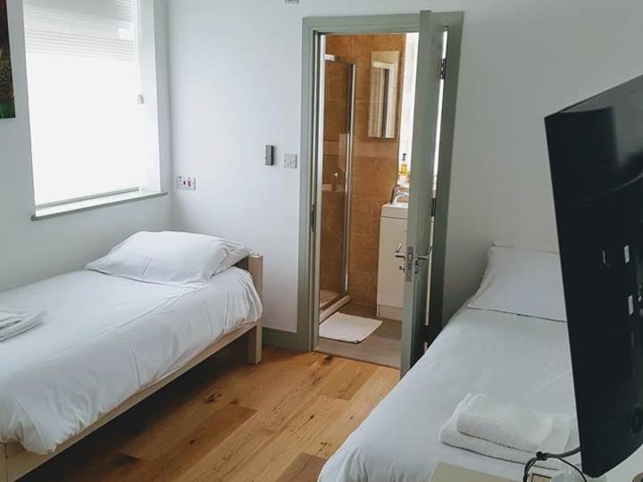 Twin Room Shower,1588305861:JPEG