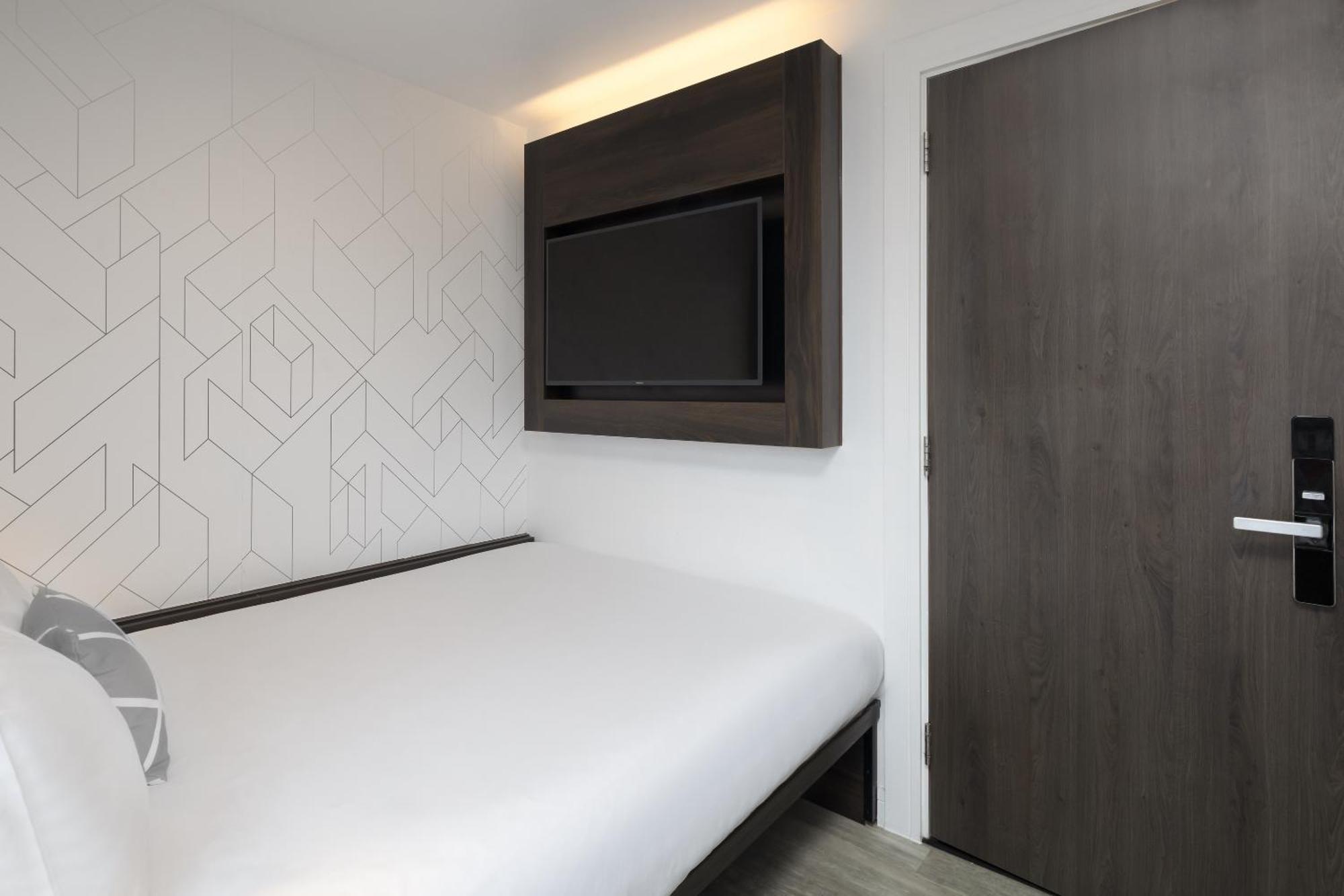 Effizientes Doppelzimmer mit Blick auf die Stadt