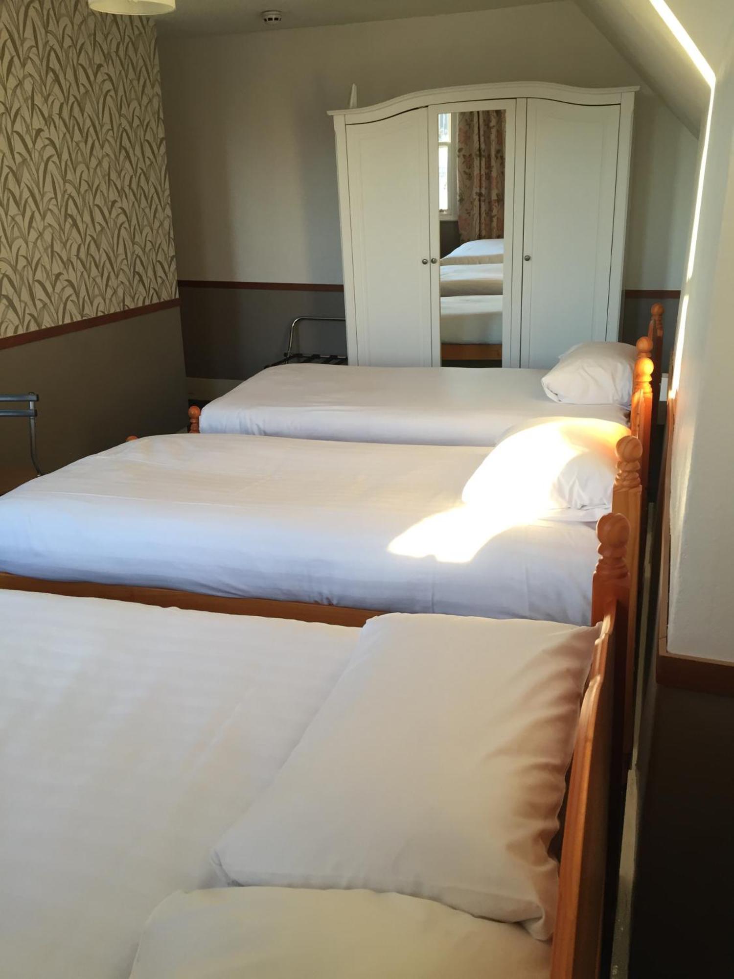 Dreibettzimmer mit Gemeinschaftsbad