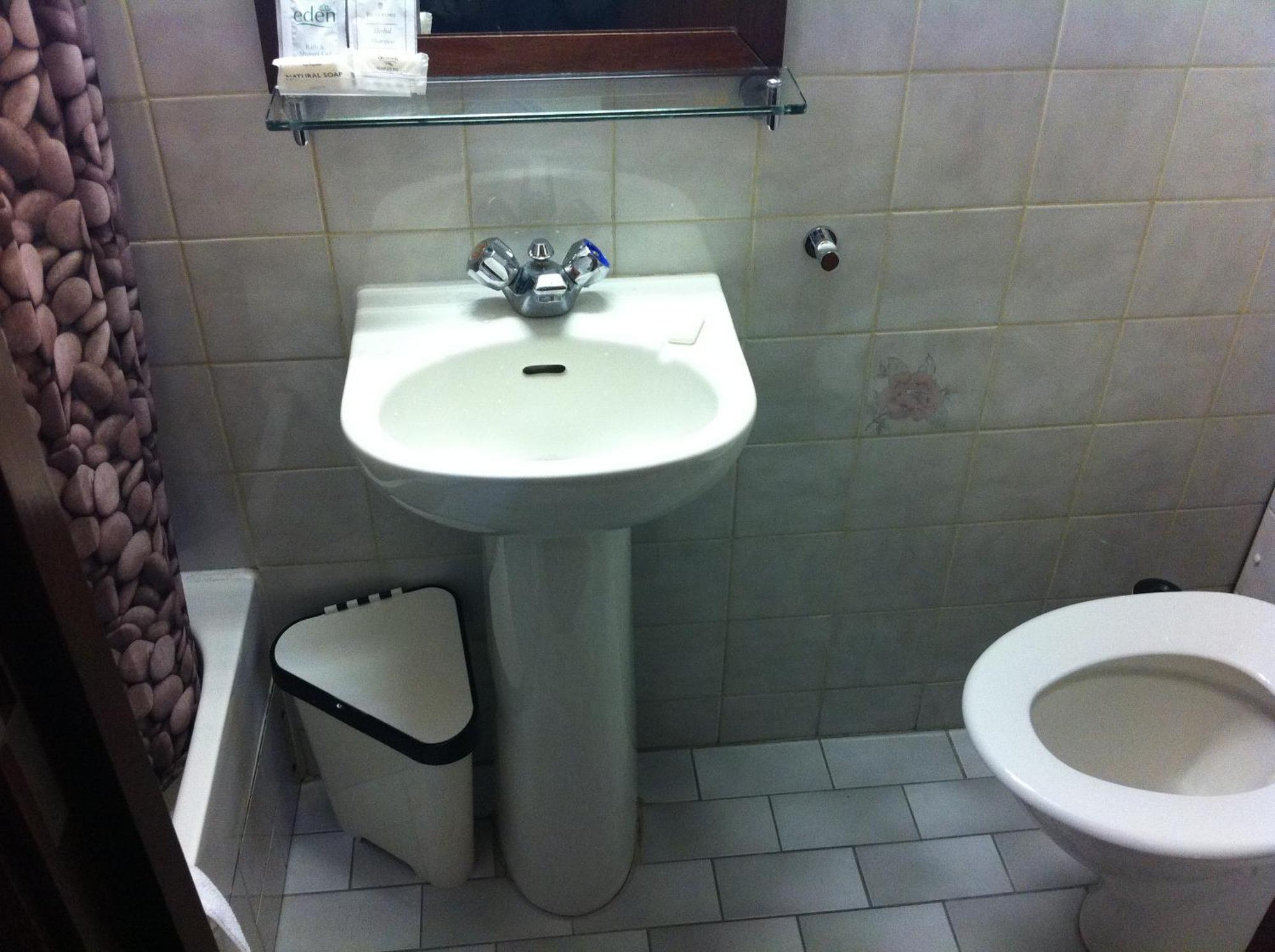 Small Single Room Private Bathroom,702163129:JPEG