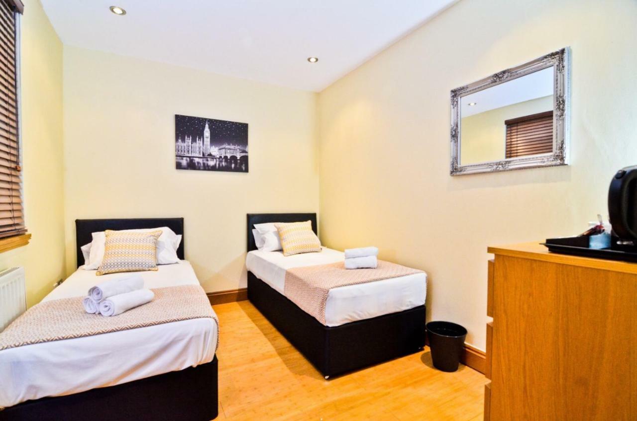 Quarto Triplo Básico com Casa de Banho Partilhada