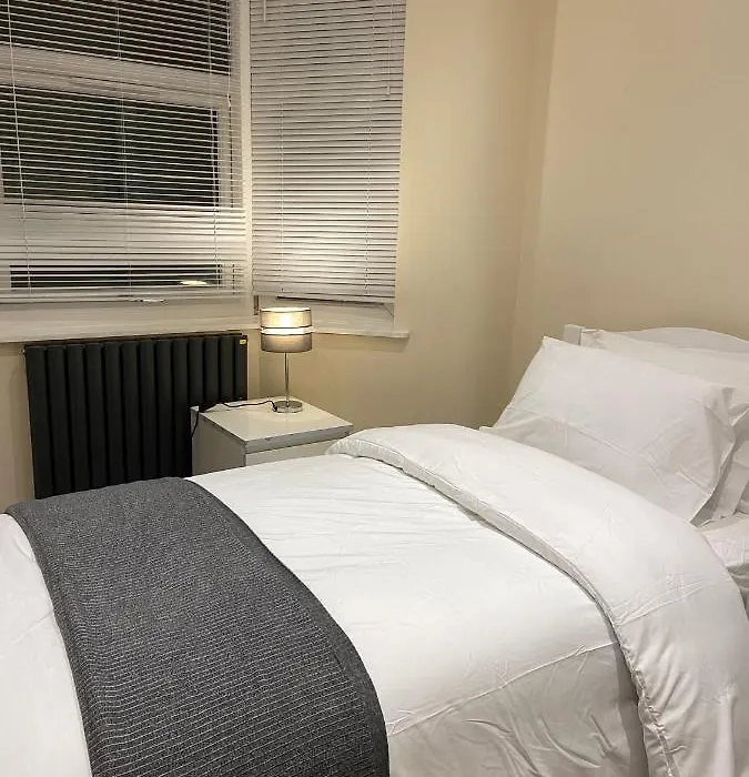 Beautiful Rooms Only Few Steps Away From Bruce Grove Tottenham Stadium-1
