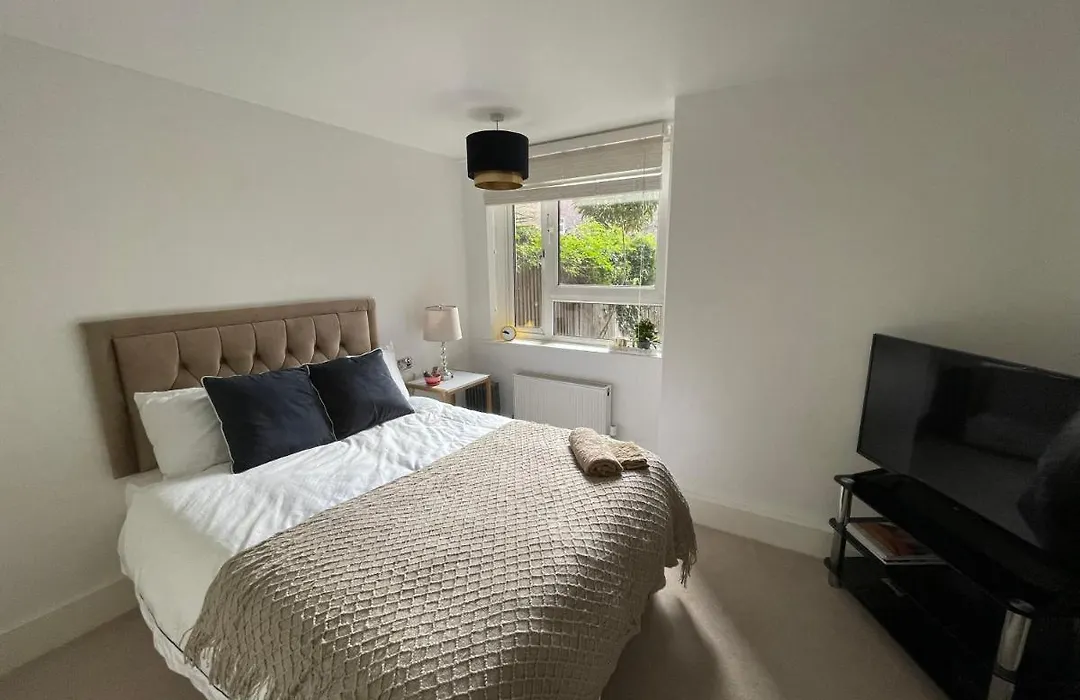 Peaceful & Modern Double Bedroom With Garden View-1
