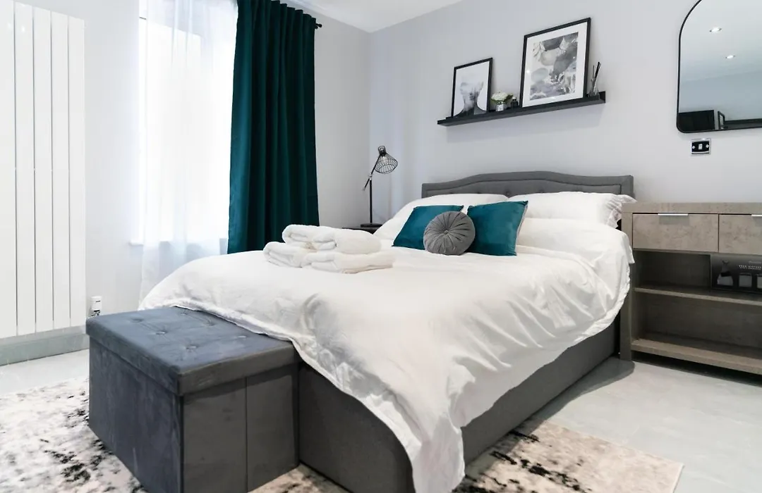Canary Wharf O2 Deluxe Ensuite Rooms-1