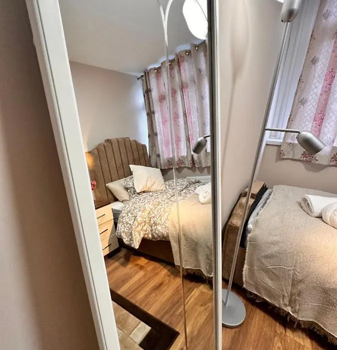 Canary Wharf Single Double And En-Suite Rooms-1