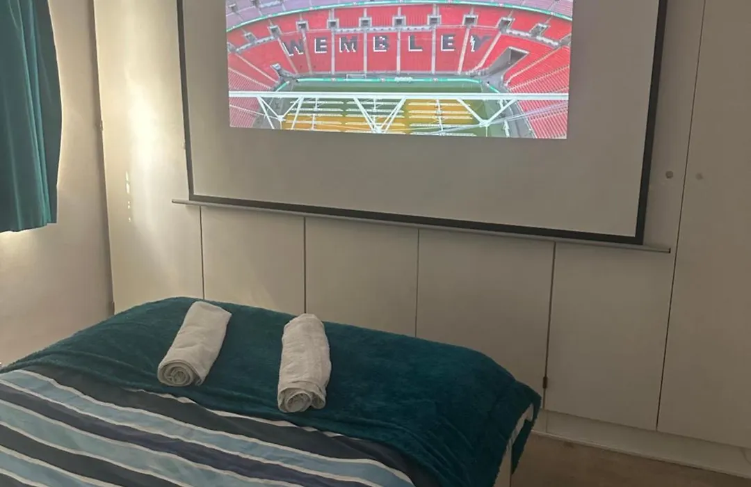 Self-Contained En-Suite Room Very Close To Wembley Stadium-1