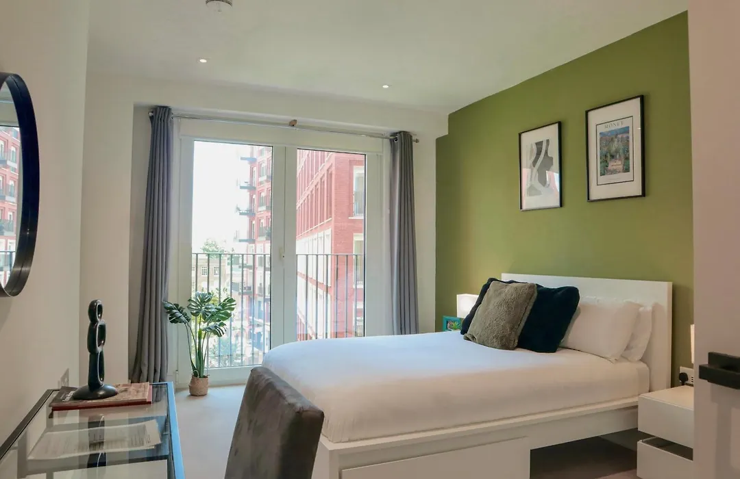 Luxury 2 Bed Apartment Vauxhall, Balcony, Sleeps 6, Central London - Open For Business Stays, Long Stays, Families Relocating-1