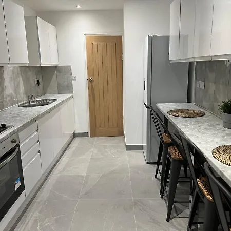 Beautiful Rooms Only Few Steps Away From Bruce Grove Tottenham Stadium-2