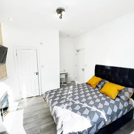 Minet Gardens - Centrally Located Apartment - Rm 1-3