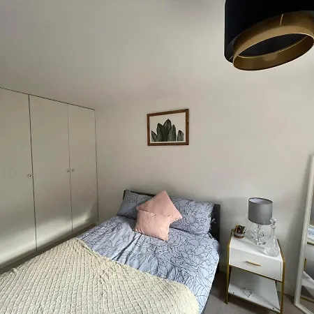 Cosy & Quiet Double Bedroom Facing The Private Garden-2