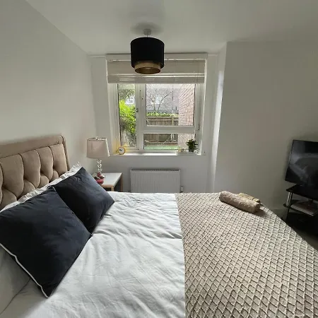 Peaceful & Modern Double Bedroom With Garden View-3