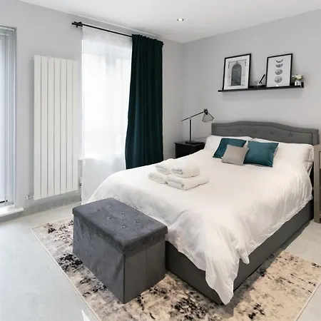 Canary Wharf O2 Deluxe Ensuite Rooms-2
