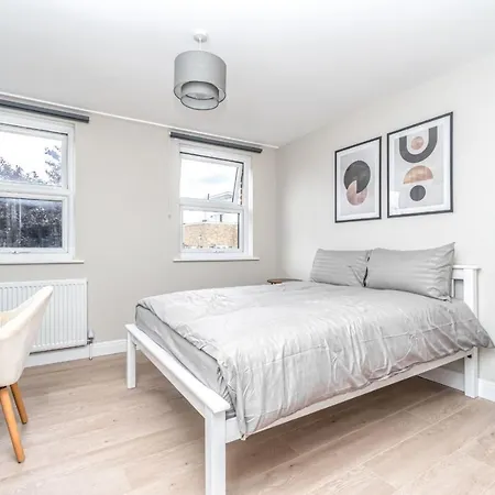 Bright Guest House In Canary Wharf-3