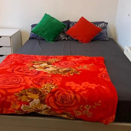 Extra Large Bedroom In London Beside The St James Street Railway Station-2