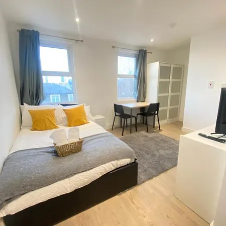 Cozy En-Suite Near Stratford-3