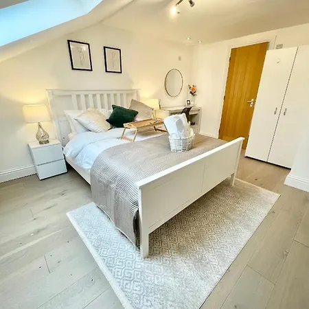 Luxury En-Suite Double Bedroom Stratford E15-3