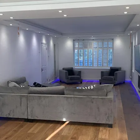Wandsworth, South London Deluxe King Room 1-2