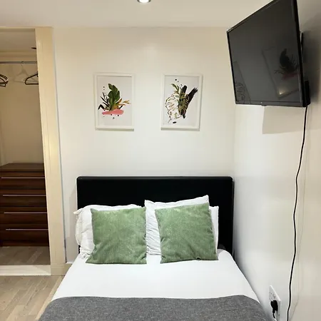 Cozy En-Suite Near Stratford-2