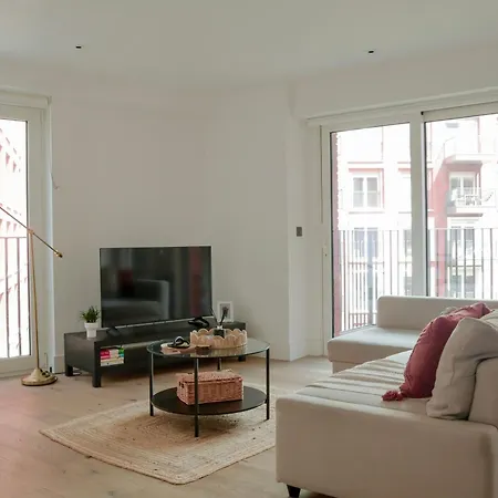 Luxury 2 Bed Apartment Vauxhall, Balcony, Sleeps 6, Central London - Open For Business Stays, Long Stays, Families Relocating-3